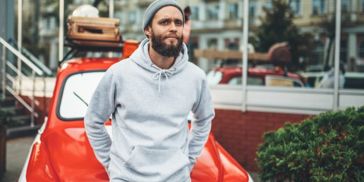 homme porte sweatshirt capuche hoodie gris