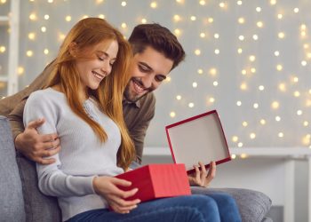 homme offre coffret cadeau à femme