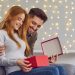 homme offre coffret cadeau à femme