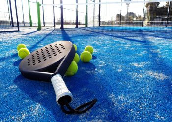 raquette et balles de padel