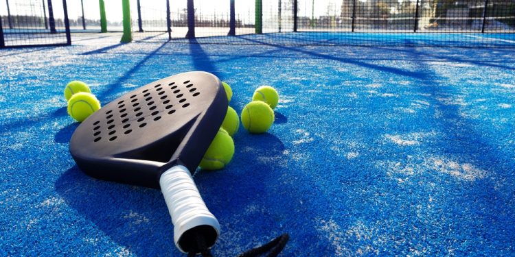 raquette et balles de padel