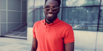 homme porte polo
