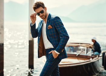 homme elegant porte lunettes de soleil