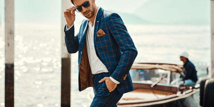 homme elegant porte lunettes de soleil