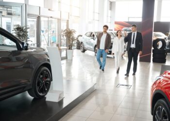 couple chez concessionnaire