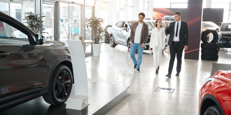 couple chez concessionnaire