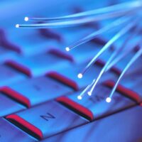 Fibre optique : pourquoi passer du cuivre à la fibre dans vos locaux professionnels ?