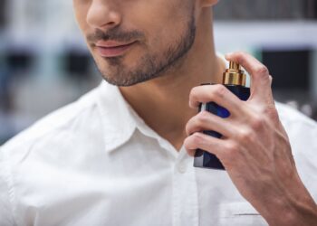 homme avec parfum main
