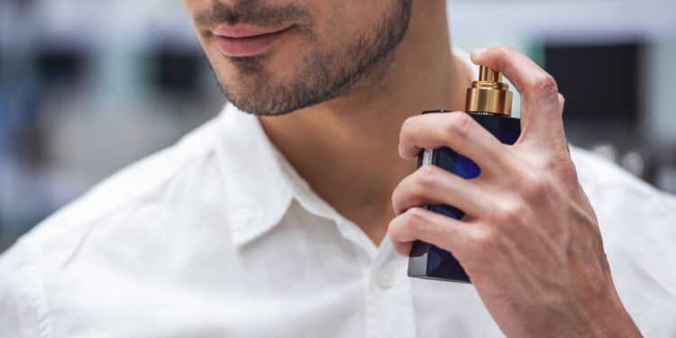 homme avec parfum main