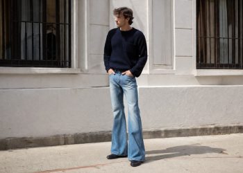 homme qui porte un jean flare