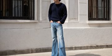 homme qui porte un jean flare
