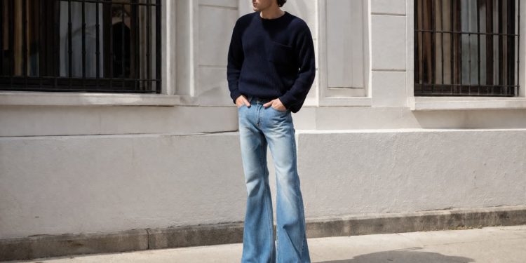 homme qui porte un jean flare